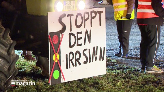 Ein Protest-Plakat auf dem steht: Stoppt den Irrsinn. © Screenshot 