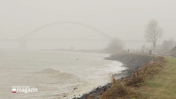 Die Fehmarn-Sund Brücke bei Hochwasser. © Screenshot 