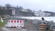 Eine Absperrung sperrt den Zutritt zu der zerstörten Küstenpromenade von Sassnitz. © Screenshot 