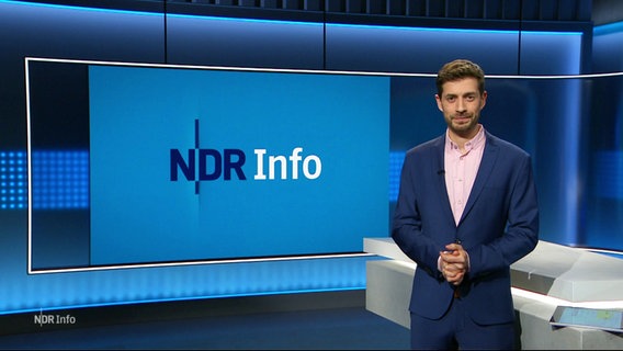 Daniel Anibal Bröckerhoff moderiert NDR Info. © Screenshot 