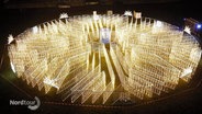 Ein Labyrinth in Form eines Eiskristalls aus Lichterketten. © Screenshot 