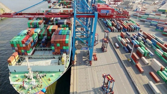 Ein Containerschiff wird im Hamburger Hafen be- oder entladen. © Screenshot 