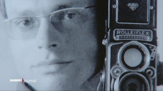 Schwarzweiß-Bild von dem jungen Günther Fielmann, neben ihm eine Rolleiflex-Kamera. © Screenshot 