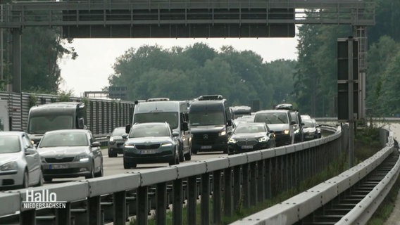 Auf einer Autobahn stehen Autos im Stau. © Screenshot 