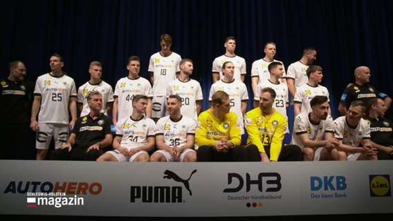 Spieler der Handball-Nationalmannschaft posieren für ein Foto. © Screenshot 