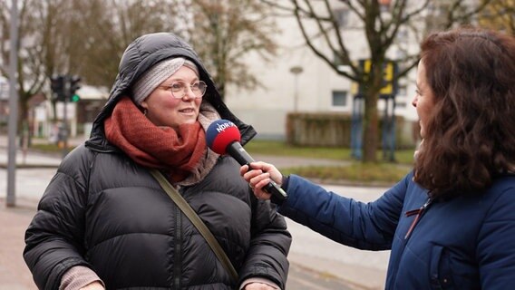 Eine Frau spricht ins NDR-Mikrofon. © Screenshot 