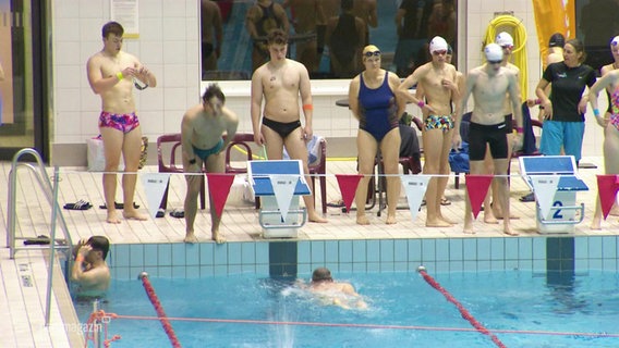 Schwimmer am Beckenrand. © Screenshot 