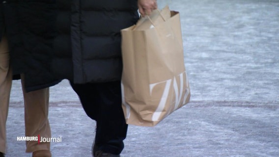 Jemand hält eine Einkaufstüte der Firma Zara in der Hand © Screenshot 