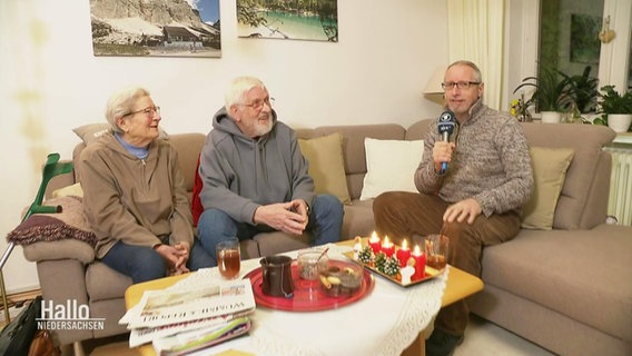 Peter und Gisela Skalski zurück in ihrem Wohnzimmer in Lilienthal mit Reporter Olaf Kretschmer. © Screenshot 