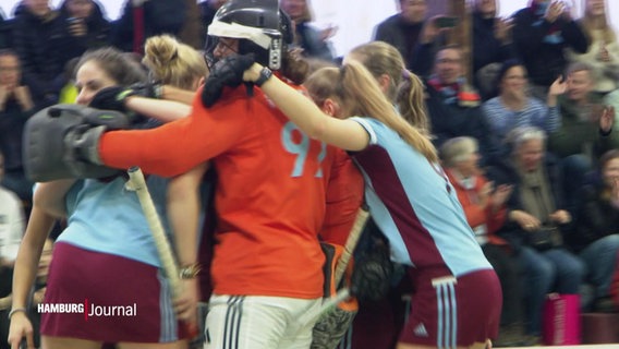 Hockey-Spielerinnen fallen sich in die Arme © Screenshot 