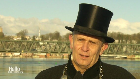 Der Bürgermeister von Hohnstorf mit Zylinder, Dirk Lindemann. © Screenshot 