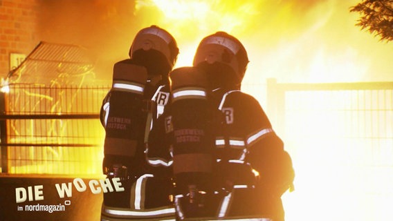 Feurwehrleute stehen vor hohen Flammen. © Screenshot 