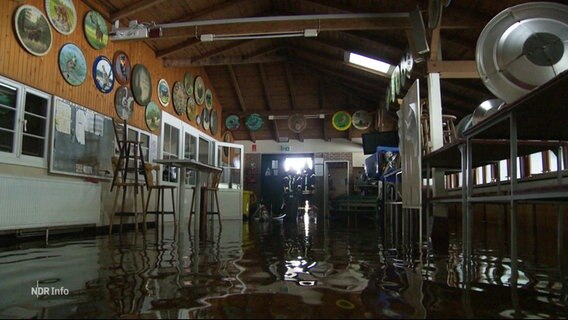 Ein mit Wasser vollgelaufenes Schützenvereinshaus in Lilienthal. © Screenshot 