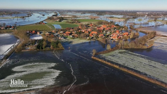 Die Gemeinde Eissel, durch Hochwasser abgeschnitten, aus der Luft betrachtet. © Screenshot 