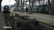 Ein Zug fährt aus einem Bahnhof. © Screenshot 