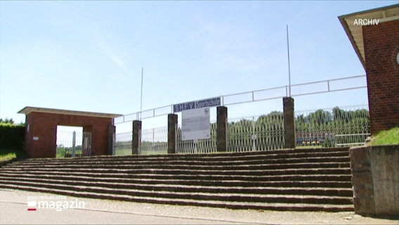 Eingangsbereich zu einer Sportanlage der Sportschule Malente. © Screenshot 