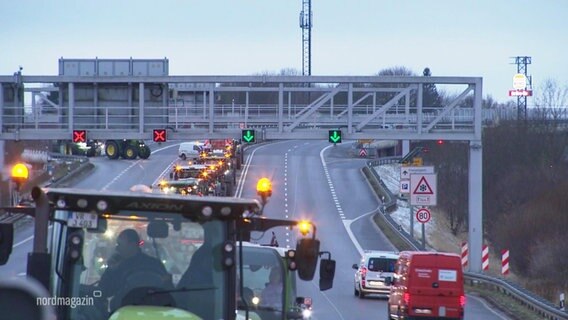 Traktoren auf der Rügenbrücke. © Screenshot 