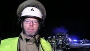 Ein Feuerwehrmann spricht in die Kamera. © Screenshot 