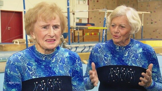 Zwei ältere Damen in einer Sporthalle. © Screenshot 