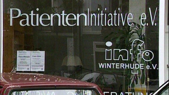 Ein Schaufenster mit der Aufschrift "PatientenInitiative e.V." © Screenshot 