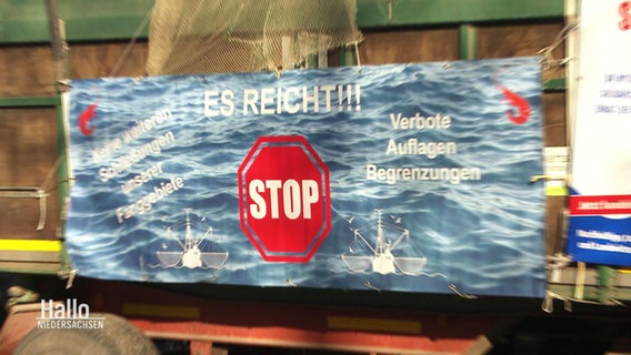 Ein Plakat zeigt den Unmut von Fischern über viele Auflagen und Begrenzungen. © Screenshot 