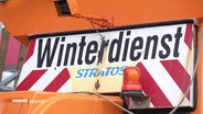 Ein Schild auf einem Fahrzeug mit der Aufschrift "Winterdienst". © Screenshot 