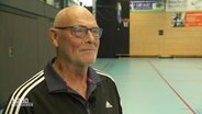 Manfred Lüssenhop ist 80 Jahre alt und nach wie vor als Sportlehrer tätig. © Screenshot 