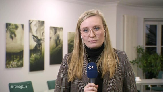 NDR-Reporterin Anna-Lou Beckmann berichtet live aus dem Landwirtschaftsministerium in Schwerin. © Screenshot 