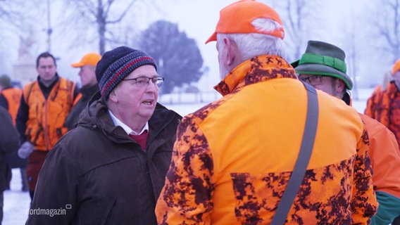 Landwirtschaftsminister Backhaus im Dialog mit den demonstrierenden Jägern. © Screenshot 