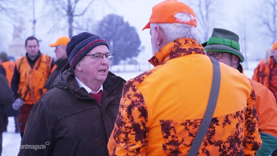 Landwirtschaftsminister Backhaus im Dialog mit den demonstrierenden Jägern. © Screenshot 