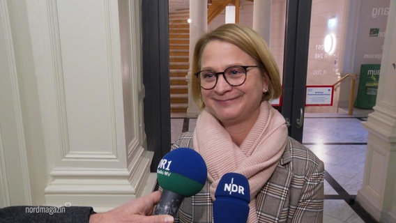 Landtagspräsidentin Birgit Hesse will sich nicht inhaltlich zu den Fragen der NDR-Reporter äußern. © Screenshot 