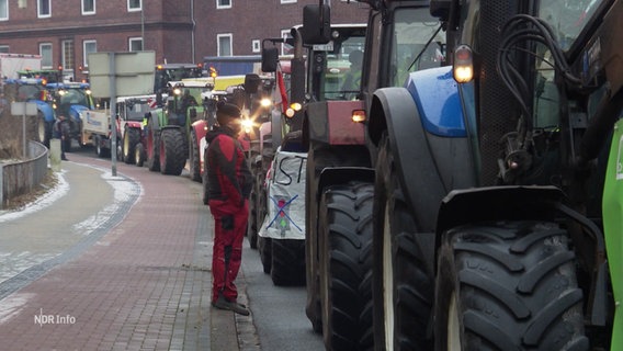Eine Trecker-Demo legt den Verkehr in Flensburg lahm. © Screenshot 