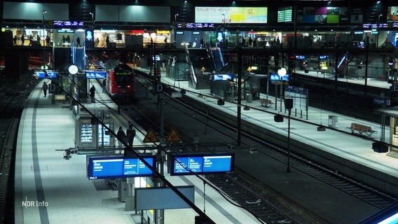 Wegen des GDL-Streiks blieb die Hamburger Bahnhofshalle heute leer. © Screenshot 