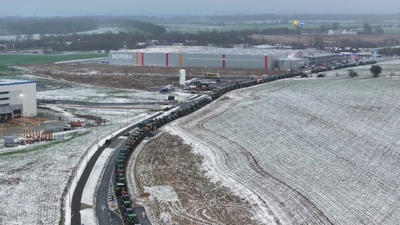 Drohnenaufnahmen einer Trecker-Blockade vor einem Logistikzentrum in Dummerstorf in MV © Screenshot 