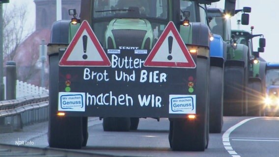 Ein Trecker mit angebrachtem Protestschild: "Butter Brot und Bier machen wir". © Screenshot 