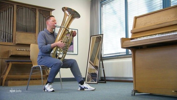 Ein Musiker spielt Tuba. © Screenshot 