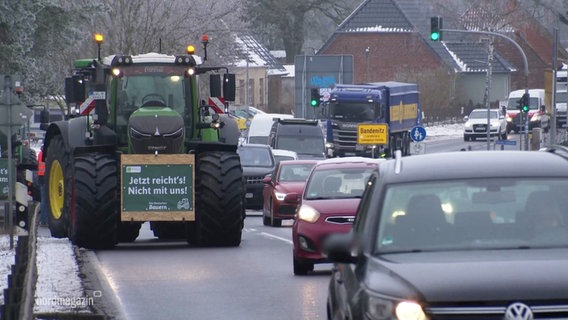 Ein Traktor mit einem Schild mit der Aufschrift: "Jetzt reicht´s. Nicht mit uns." © Screenshot 