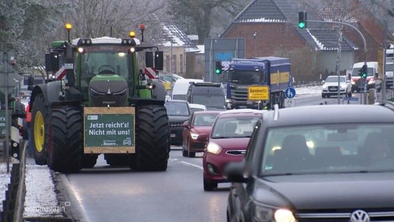 Ein Traktor mit einem Schild mit der Aufschrift: "Jetzt reicht´s. Nicht mit uns." © Screenshot 