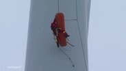 Eine Person wird in Schwiesow aus einem Windrad gerettet. © Screenshot 