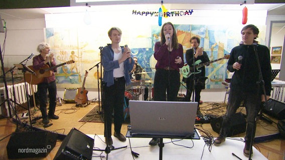 Eine fünfköpfige Band musiziert zum sechsten Geburtstag von "Rostock singt". © Screenshot 