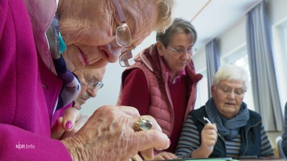Ältere Menschen bei der Nutzung von Smartphones. © Screenshot 
