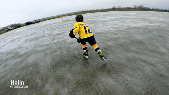 Eishockeyspieler mit gelbem Trikot. © Screenshot 