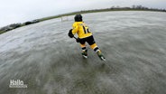 Eishockeyspieler mit gelbem Trikot. © Screenshot 