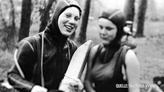 Schwarz-Weiß-Foto: Zwei Mädchen in Taucheranzügen, eine lacht in die Kamera © Screenshot 