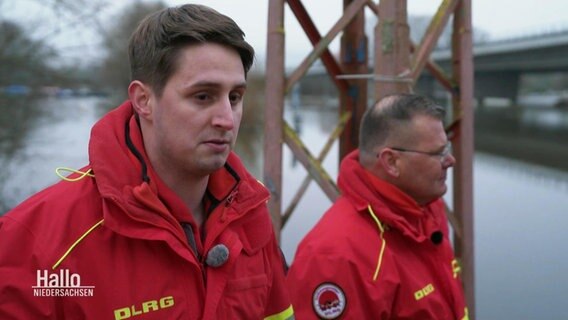 Zwei Männer in Uniformen des DLRG. © Screenshot 