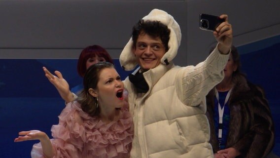 In einer Szene aus "Der letzte Pinguin" nehmen zwei Influencer ein Selfie auf © Screenshot 