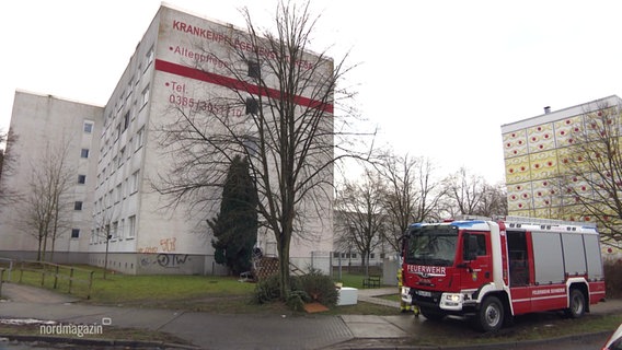 Ein Feuerwehrfahrzeug steht vor einer Pflegeeinrichtung in Schwerin. © Screenshot 