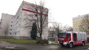 Ein Feuerwehrfahrzeug steht vor einer Pflegeeinrichtung in Schwerin. © Screenshot 