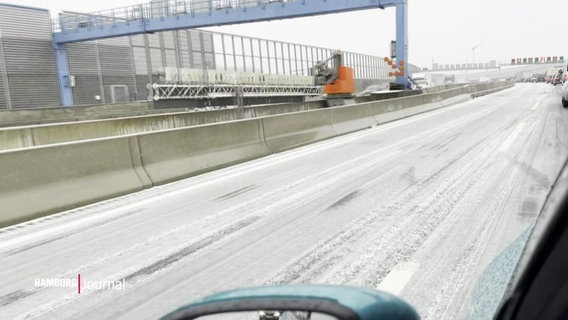 Eine verschneite Fahrbahn. © Screenshot 
