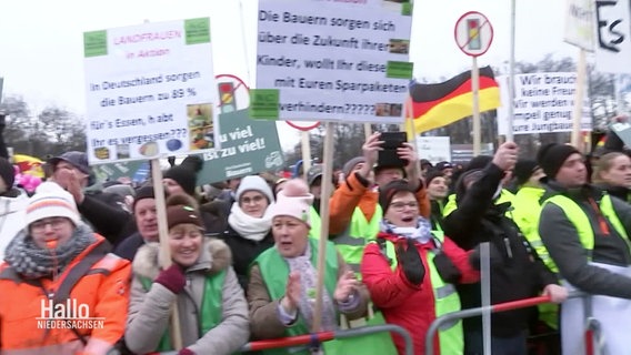 Eine Menschenmenge hinter Hamburger Gittern bei einer Demonstration. © Screenshot 